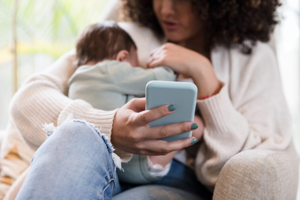 Essential Emotional Support for New Moms: Why MomMirror Is the One App I Actually Use